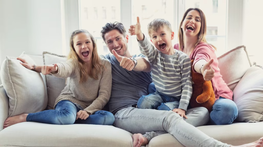 3e3b5dd1b3e9 una familia feliz en casa sonriendo